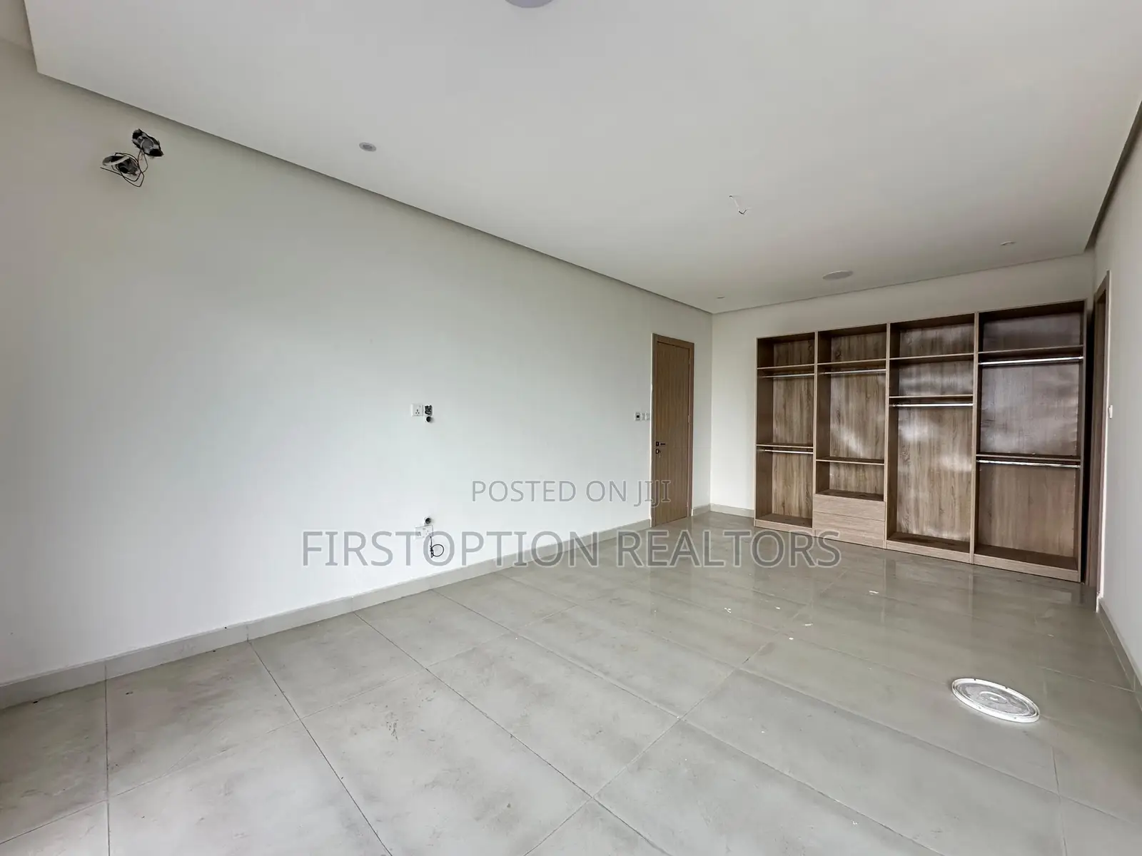 4bdrm Townhouse / Terrace in Chevron for rent