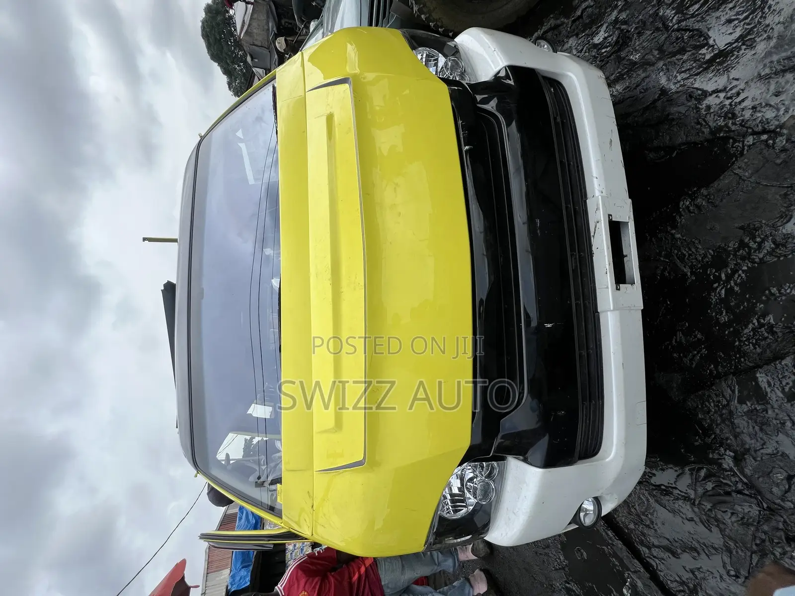 Toyota HiAce 2010 Yellow