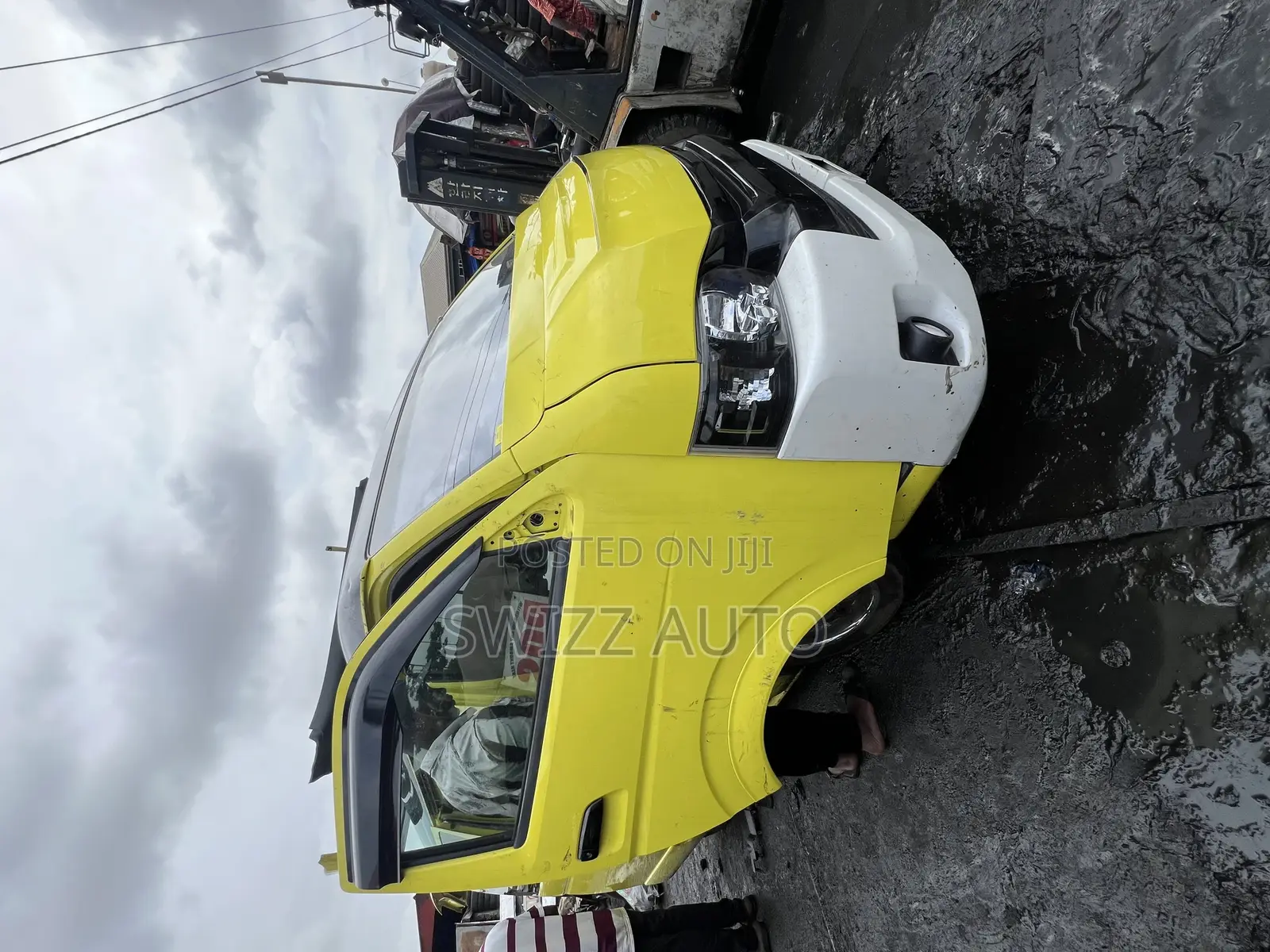 Toyota HiAce 2010 Yellow