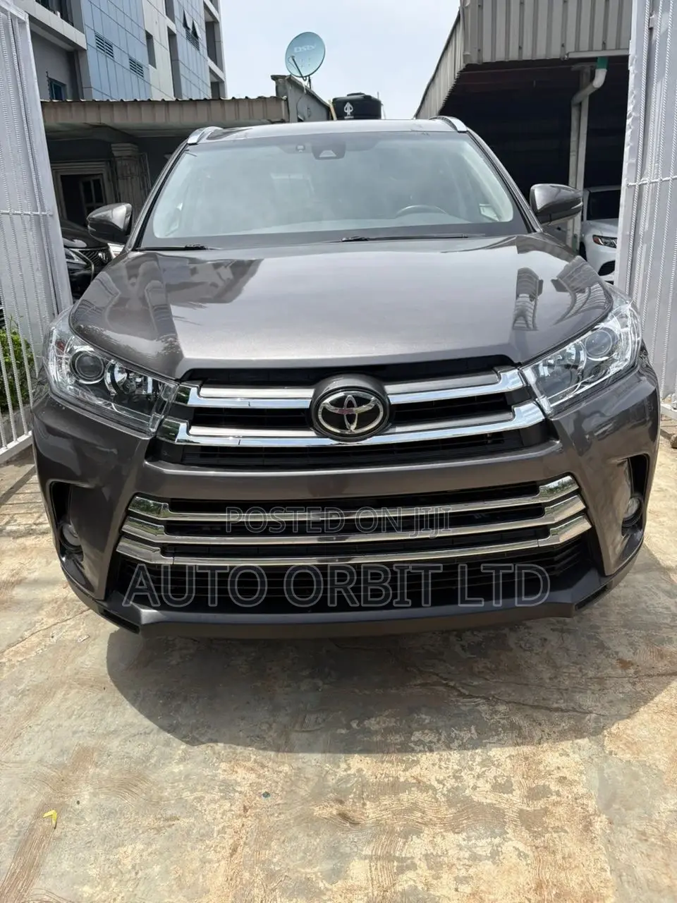 Toyota Highlander XLE 4x4 V6 (3.5L 6cyl 8A) 2018 Gray