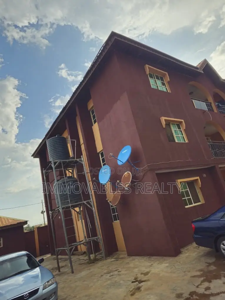 3bdrm Apartment in Olomore, Abeokuta South for sale
