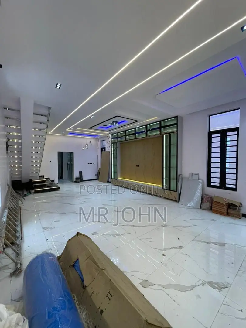 5bdrm Mansion in Orchid Road, Lekki for sale