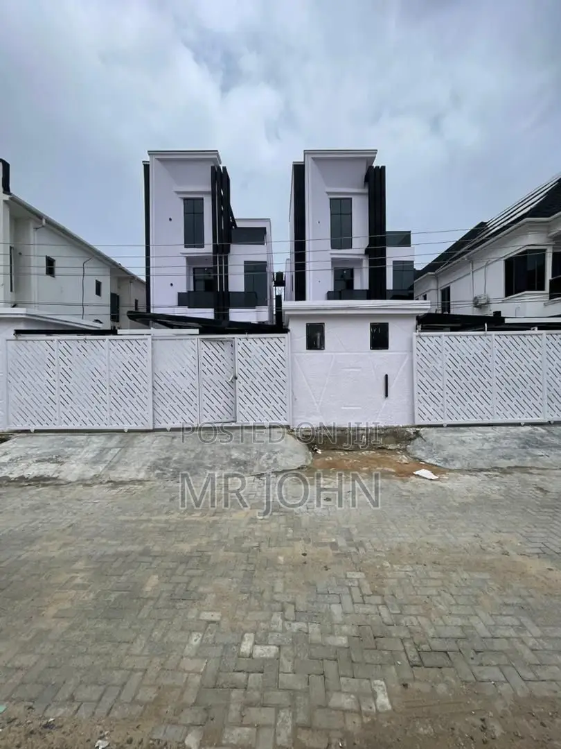 5bdrm Mansion in Orchid Road, Lekki for sale