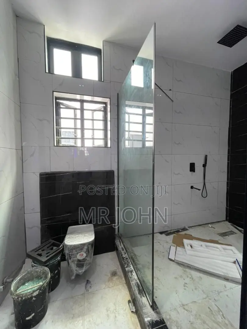 5bdrm Mansion in Orchid Road, Lekki for sale