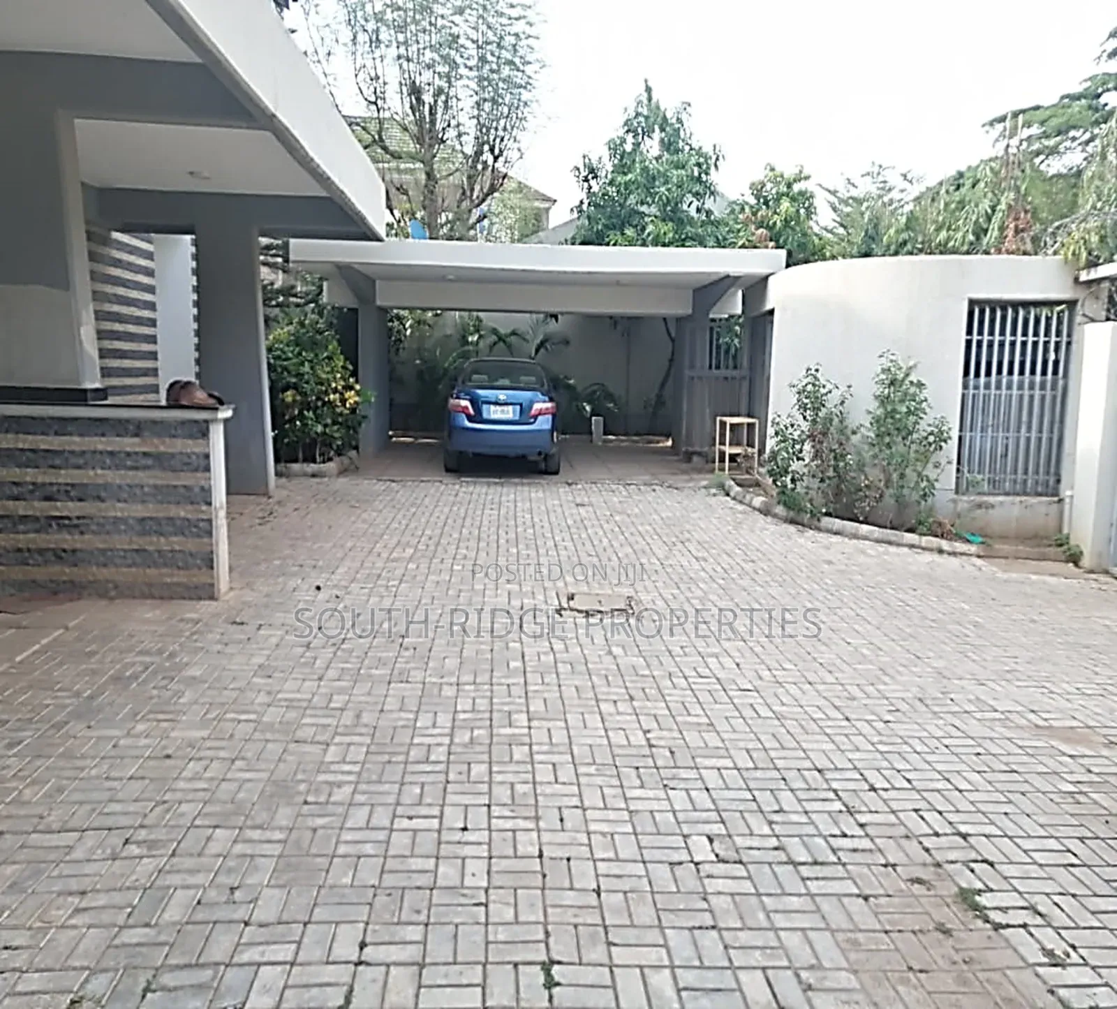 6bdrm Duplex in Legislative Quarters, Apo District for sale