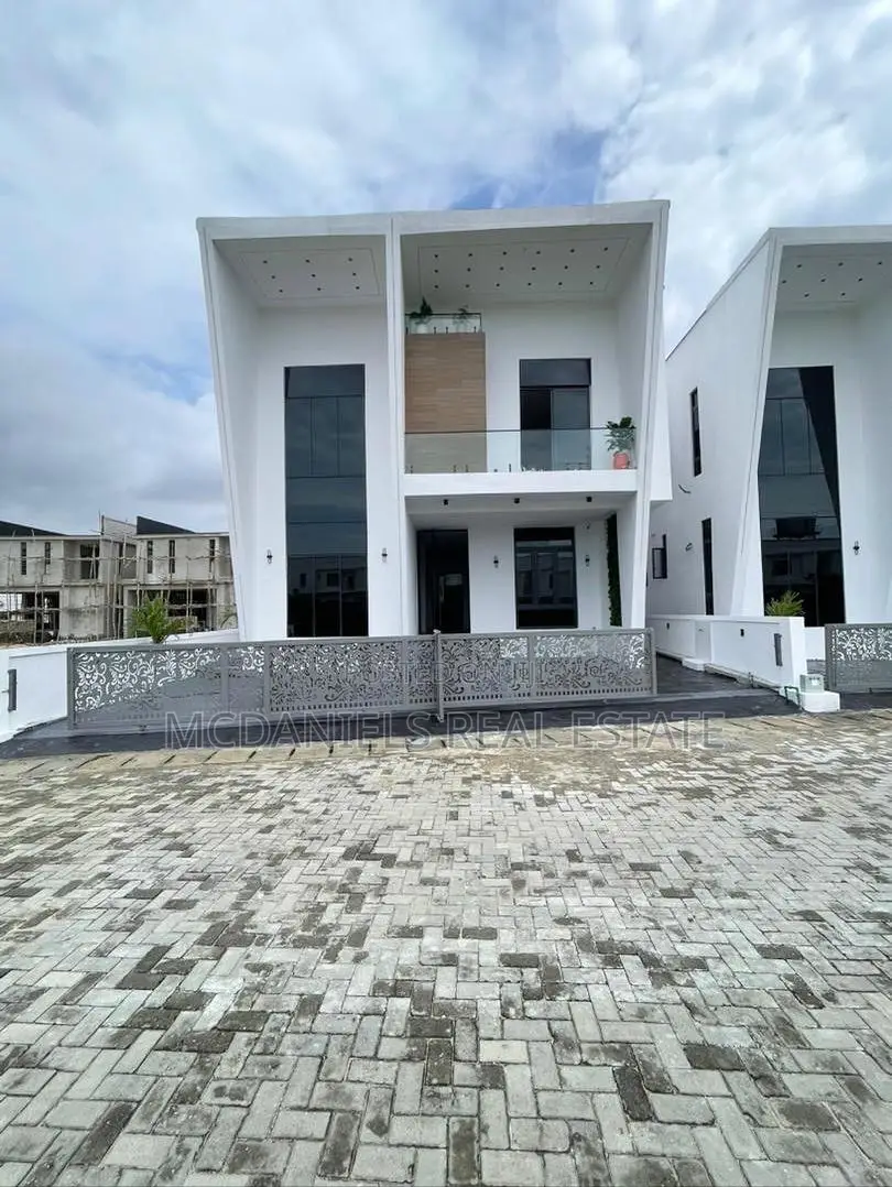 Furnished 5bdrm Duplex in Chevron for sale