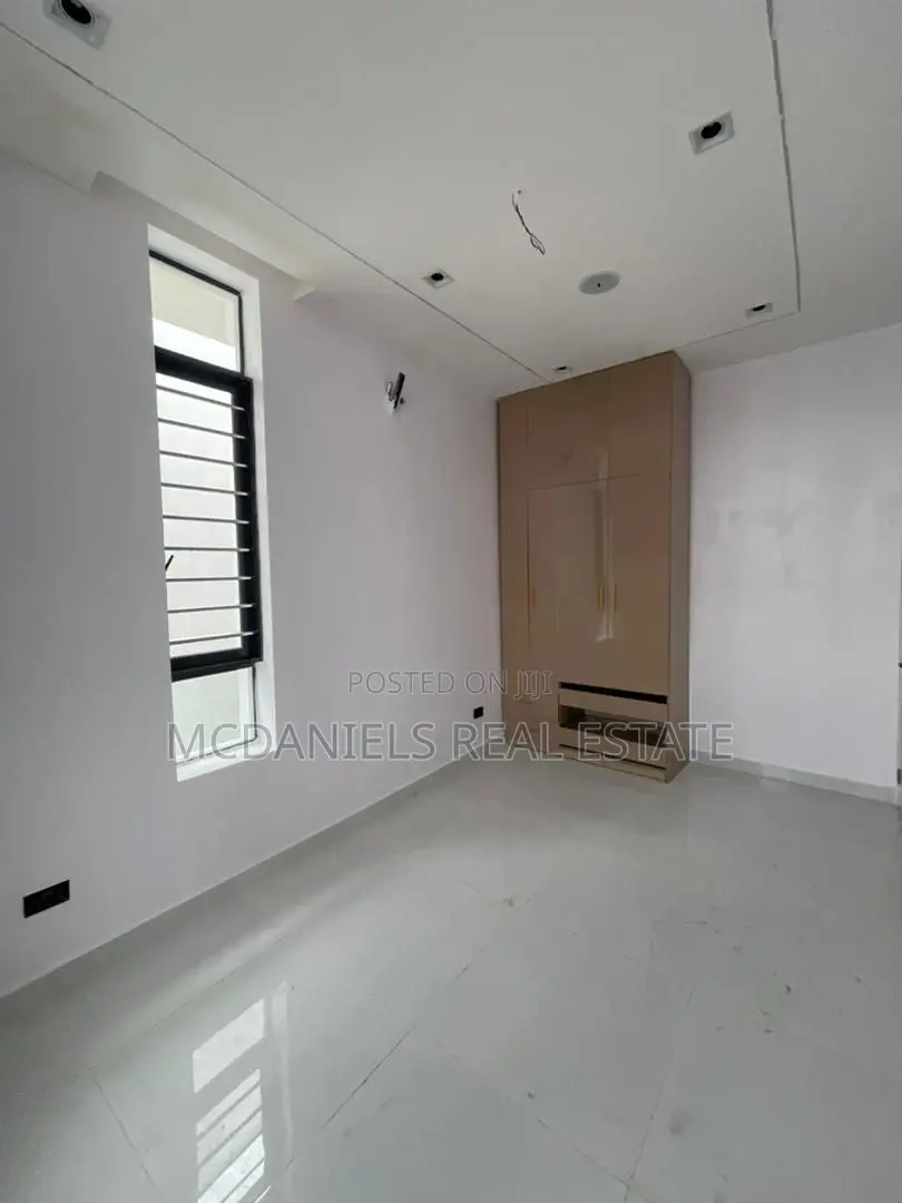 Furnished 5bdrm Duplex in Chevron for sale