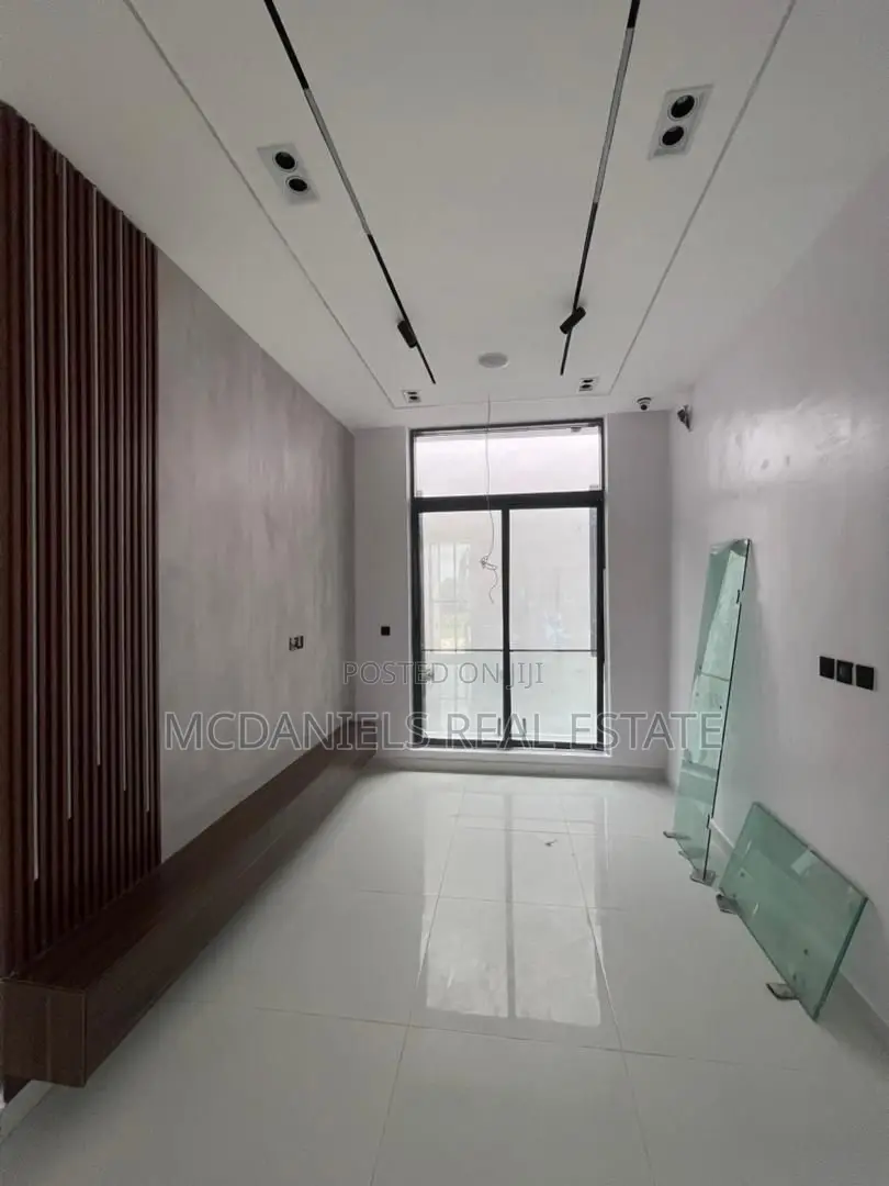 Furnished 5bdrm Duplex in Chevron for sale