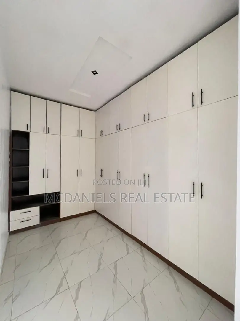 Furnished 5bdrm Duplex in Chevron for sale