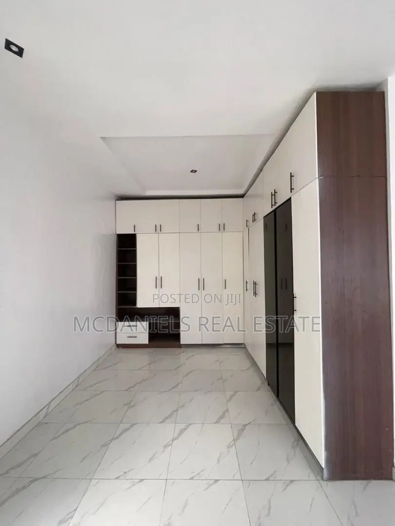 Furnished 5bdrm Duplex in Chevron for sale