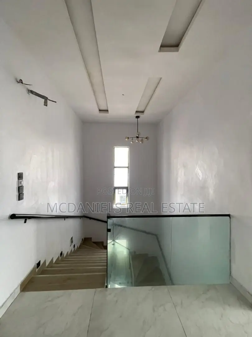 Furnished 5bdrm Duplex in Chevron for sale