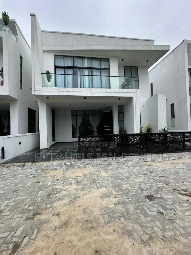Furnished 5bdrm Duplex in Chevron for sale