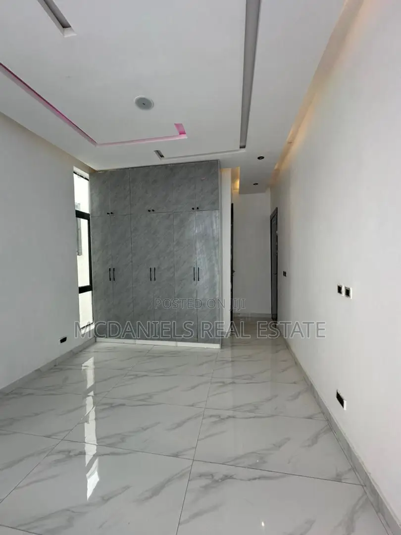 Furnished 5bdrm Duplex in Chevron for sale