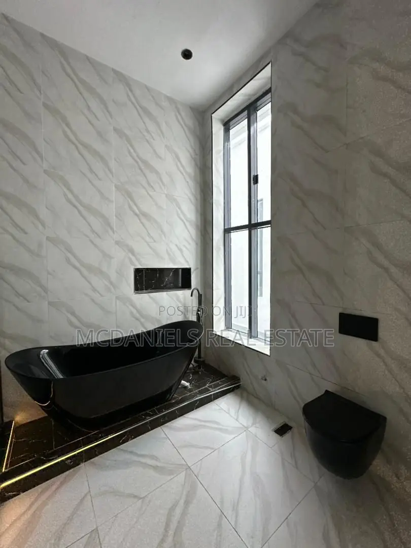 Furnished 5bdrm Duplex in Chevron for sale