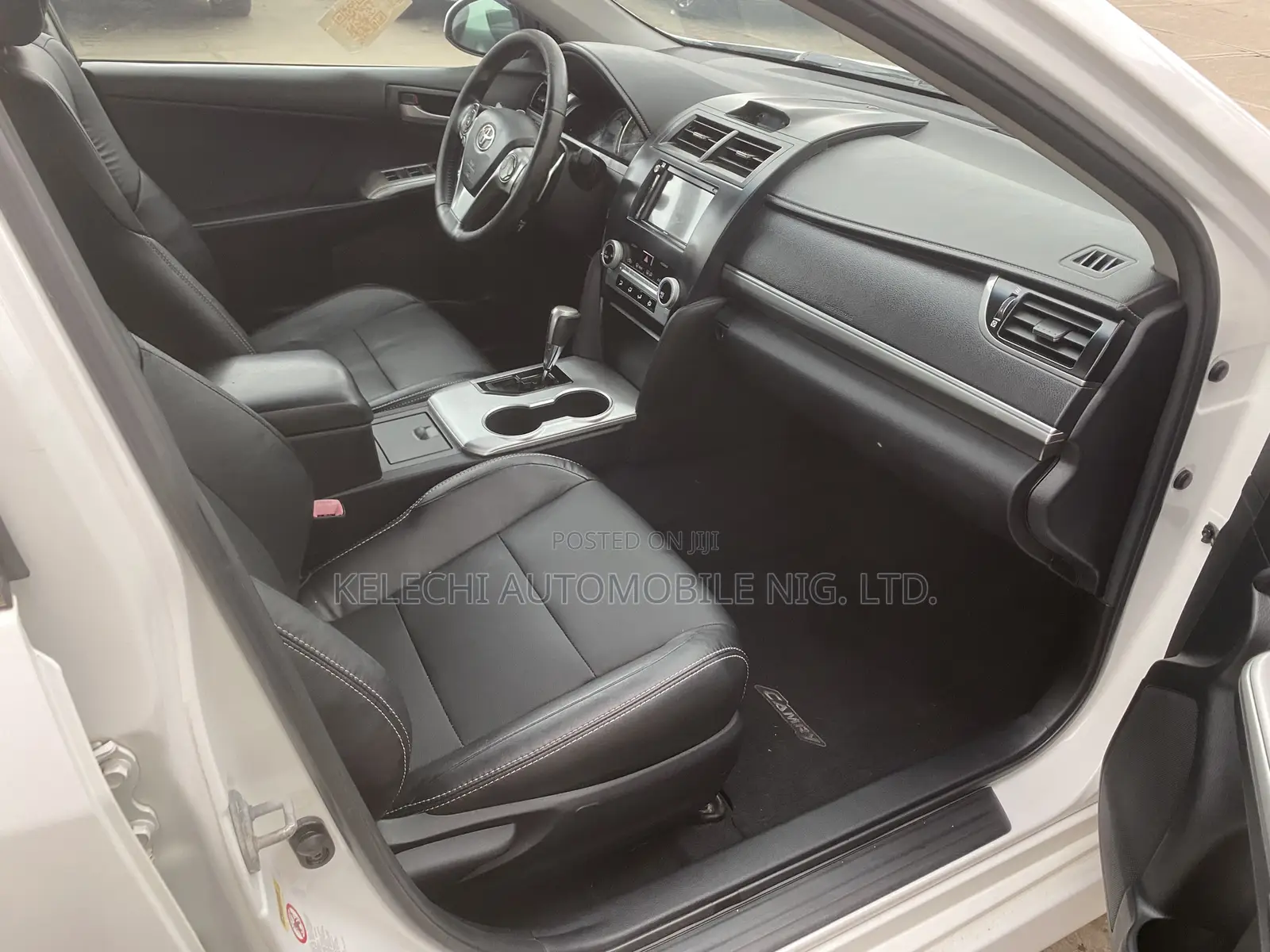 Toyota Camry SE 4dr Sedan (2.5L 4cyl 6A) 2013 White