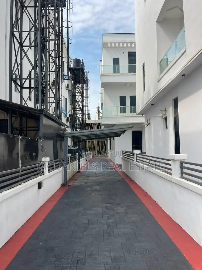 Furnished 5bdrm Duplex in Chevron for sale
