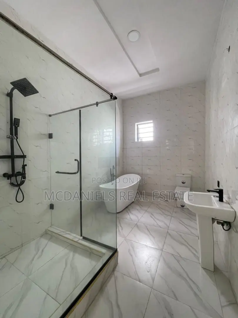 Furnished 5bdrm Duplex in Chevron for sale