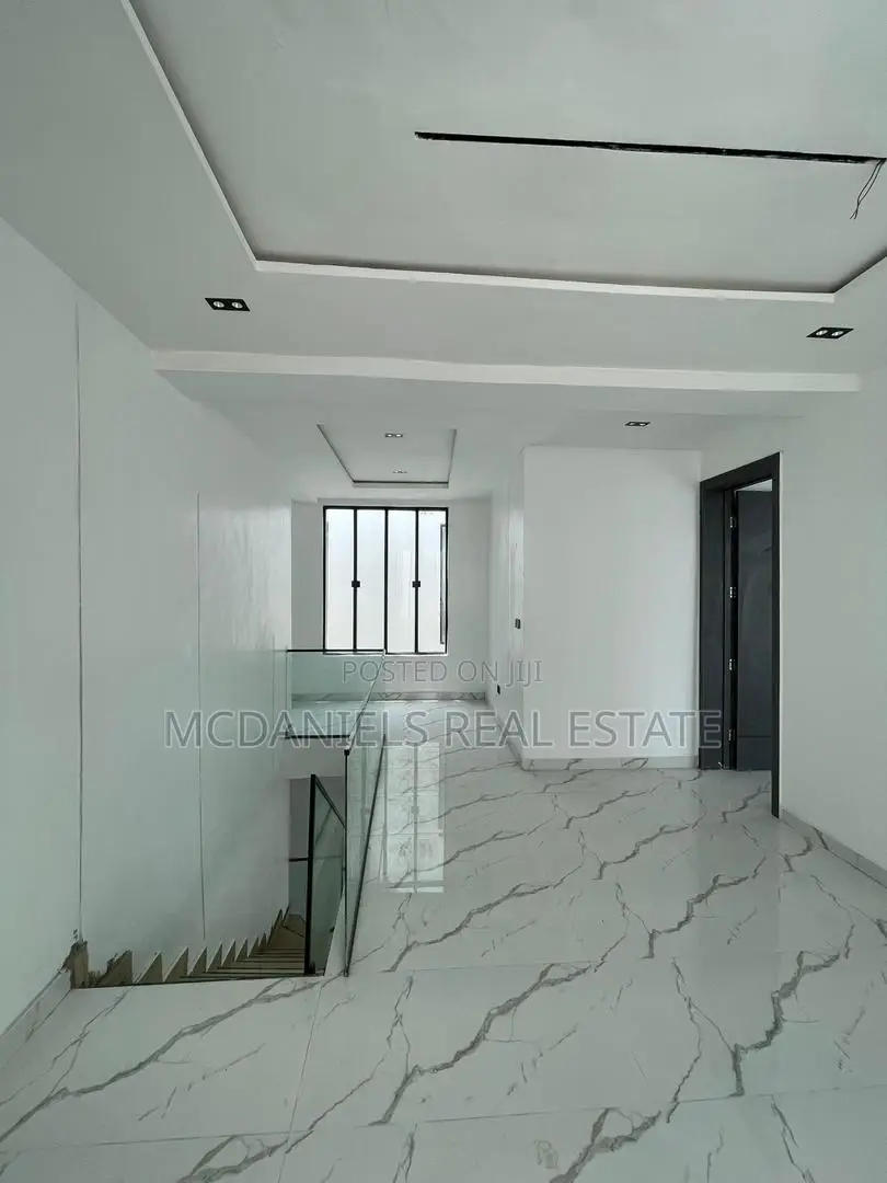 Furnished 5bdrm Duplex in Chevron for sale