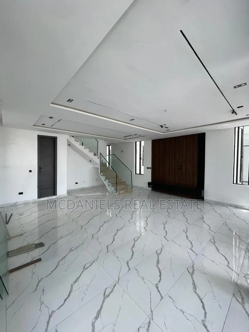 Furnished 5bdrm Duplex in Chevron for sale