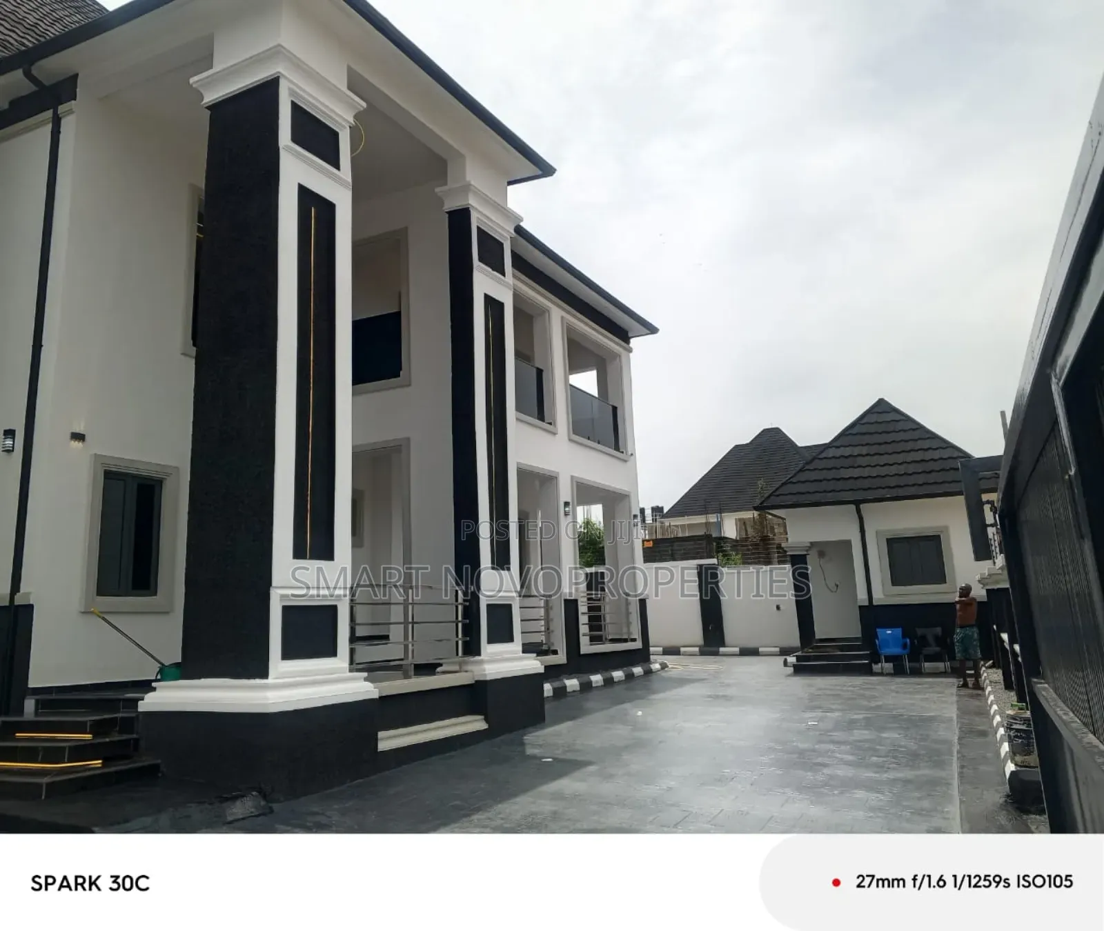 5bdrm Duplex in Dakwo District for sale
