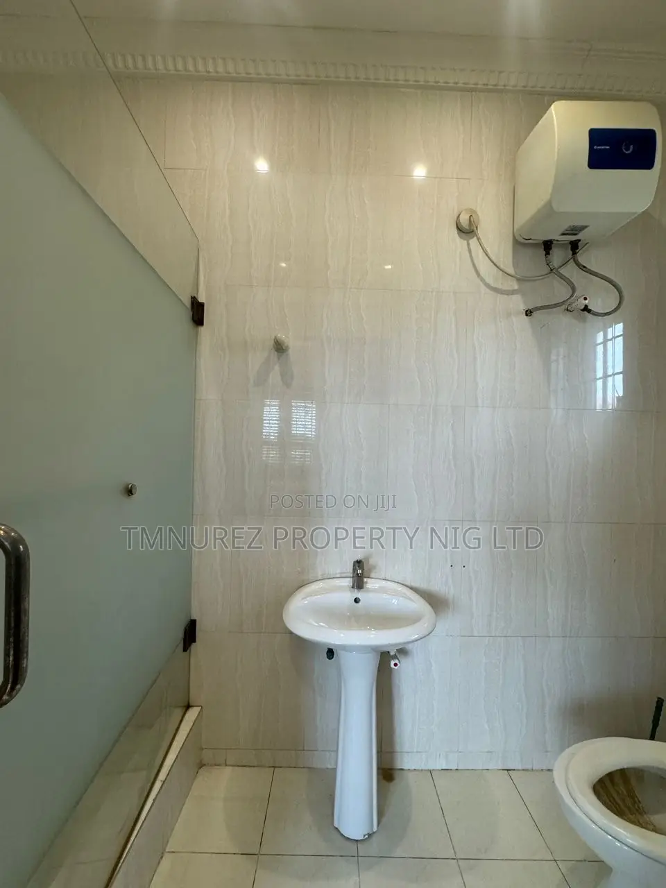 2bdrm Apartment in Lekki Phase 1 for rent