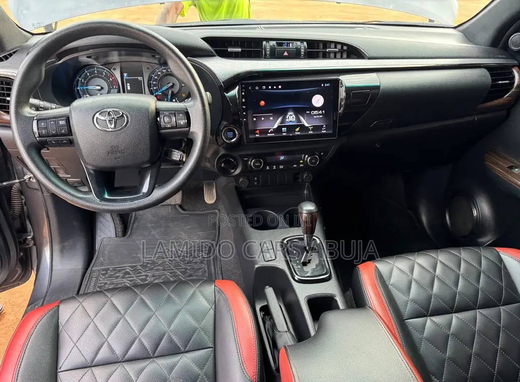 Toyota Hilux 2021 Gray