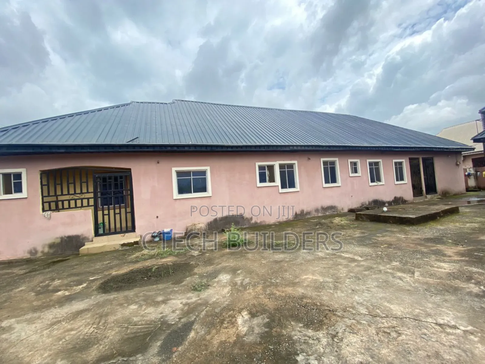 7bdrm Block of Flats in Benin City for sale