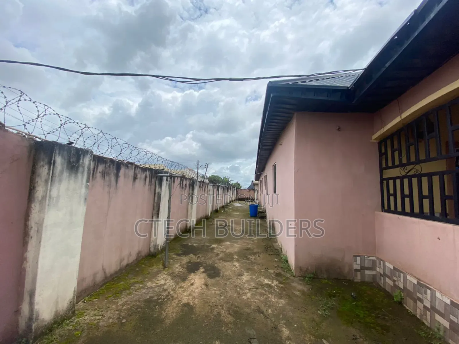 7bdrm Block of Flats in Benin City for sale
