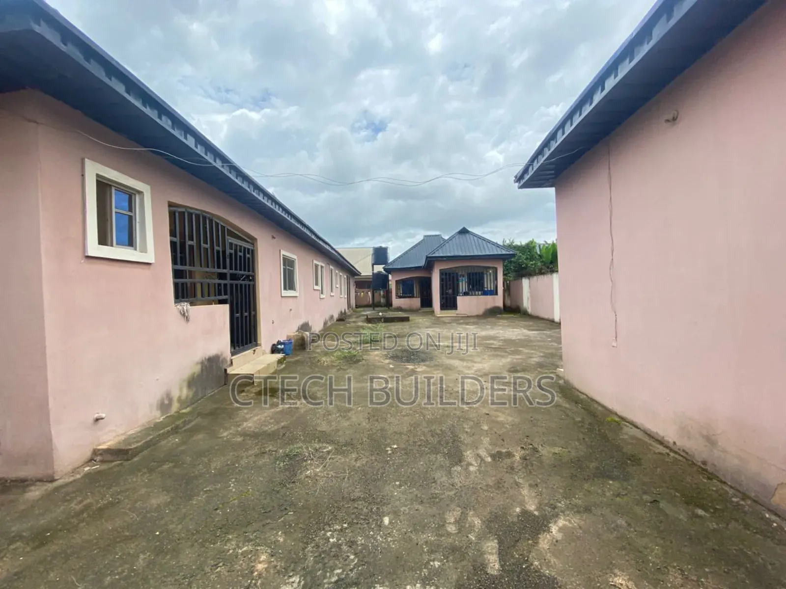 7bdrm Block of Flats in Benin City for sale