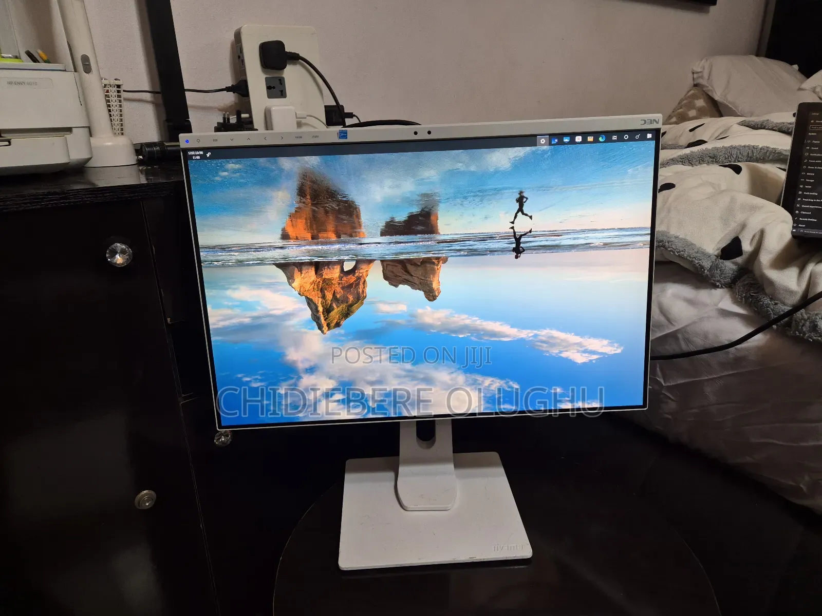 Clean 24inches High Resolution Monitor for Gaming and Video Editing