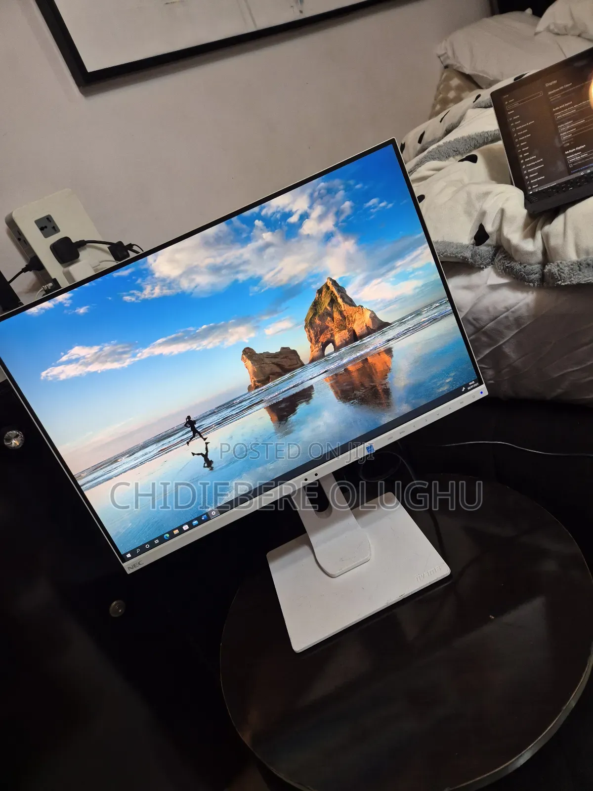 Clean 24inches High Resolution Monitor for Gaming and Video Editing