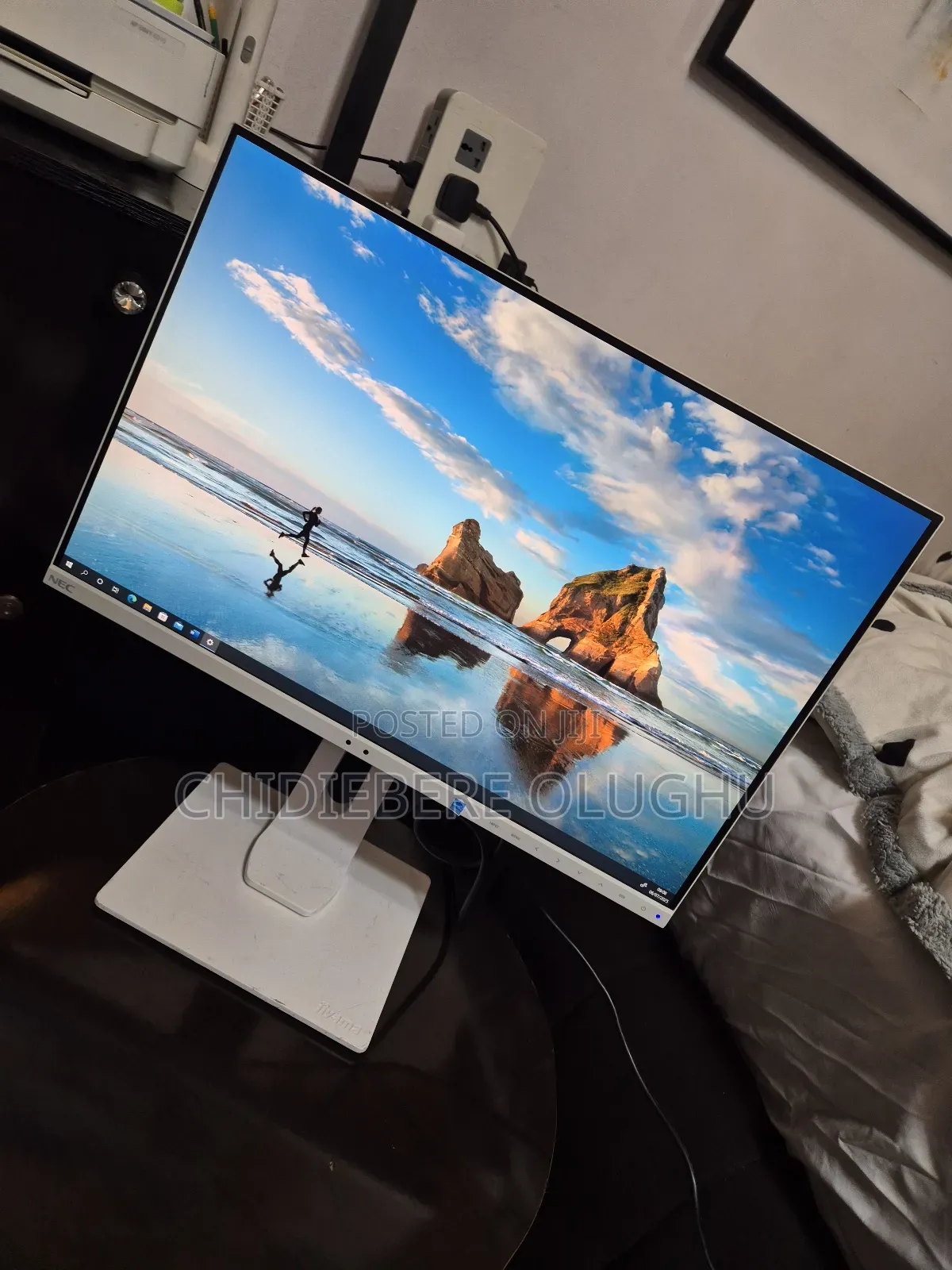 Clean 24inches High Resolution Monitor for Gaming and Video Editing