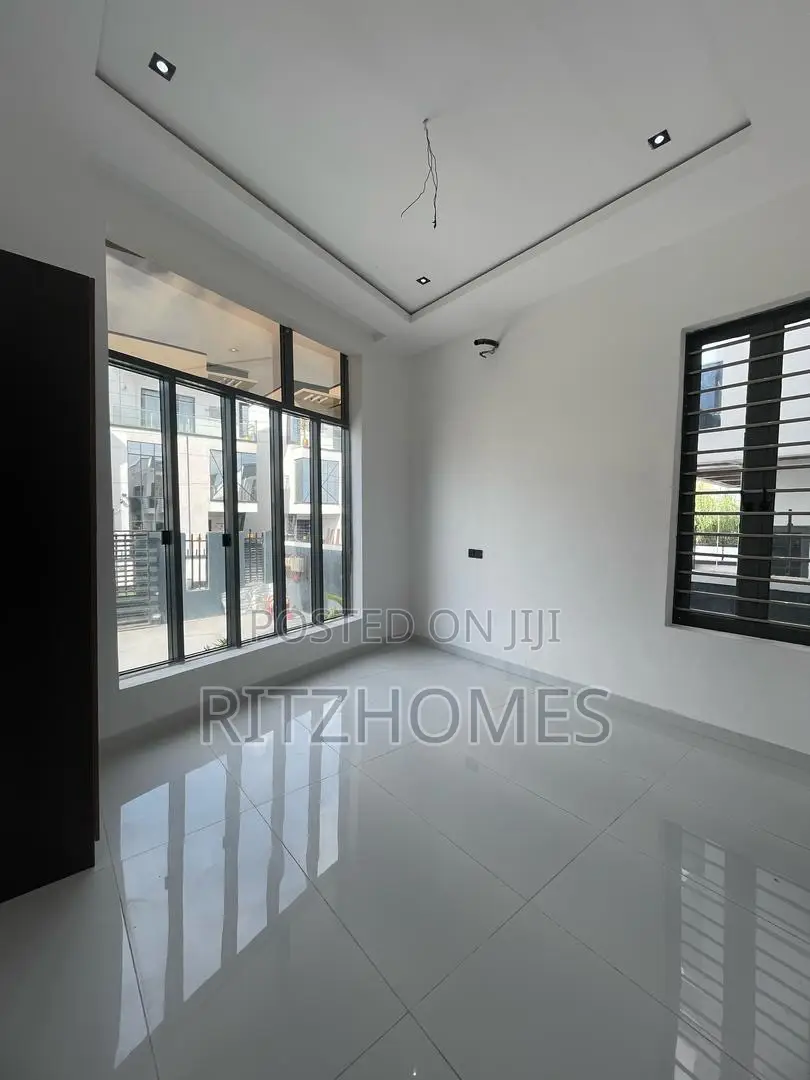 5bdrm Duplex in Off Lekki-Epe Expressway for sale