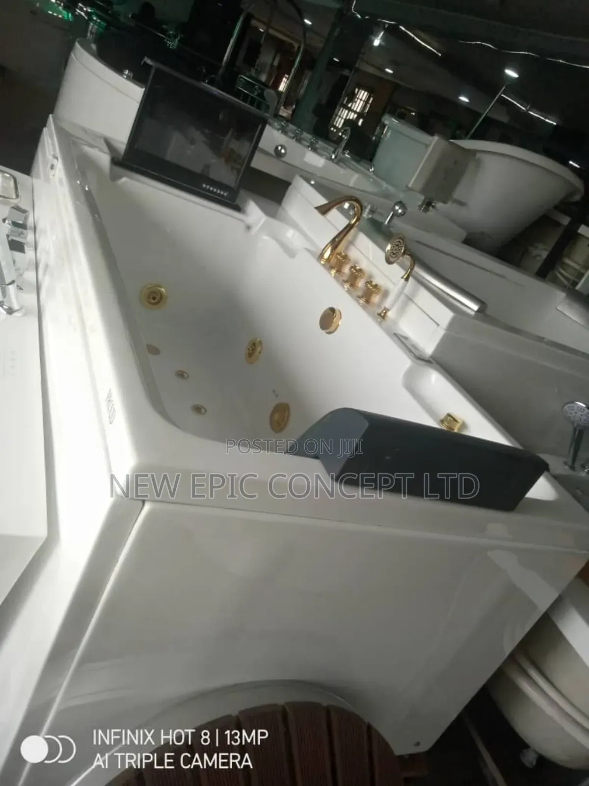 England Standard Single Jacuzzi With Complete Gold Jet And Television
