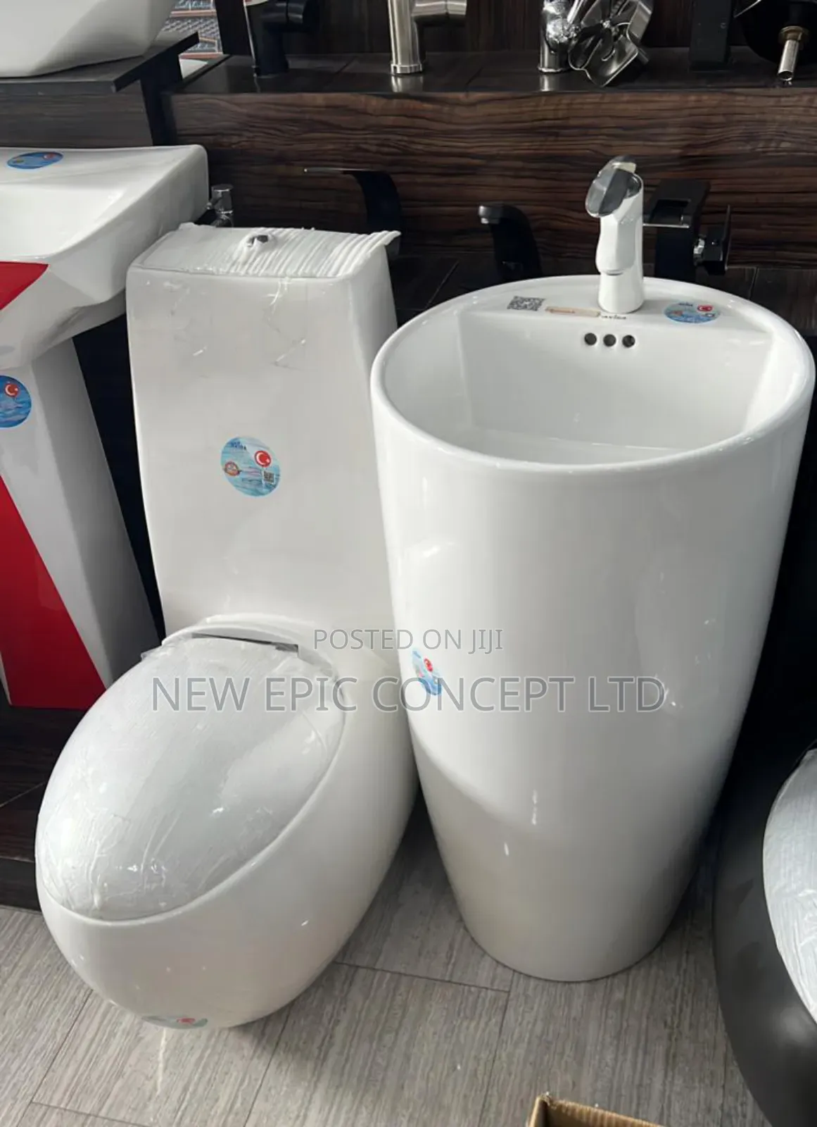England Toilet Seat With Standing Wash Hand Basin