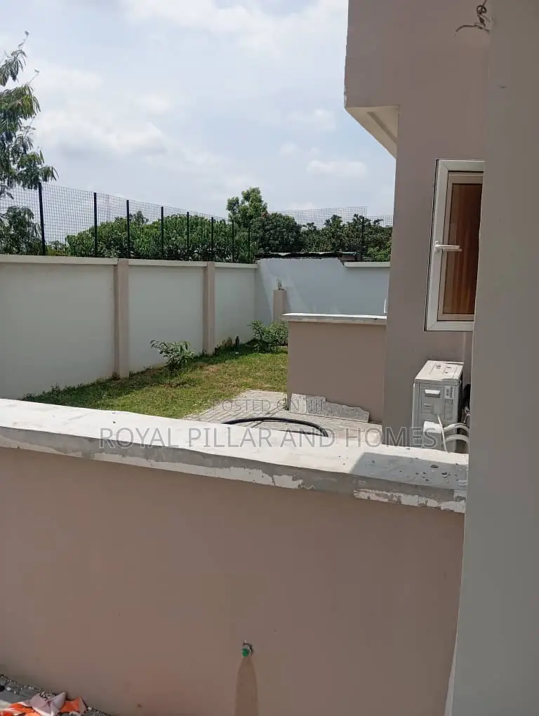 4bdrm Townhouse / Terrace in Utako for rent