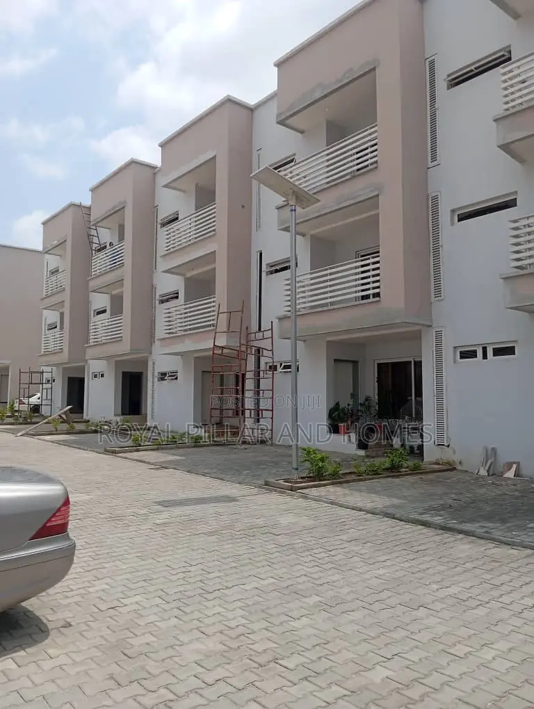 4bdrm Townhouse / Terrace in Utako for rent