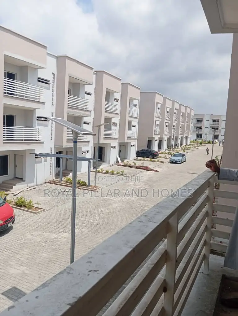 4bdrm Townhouse / Terrace in Utako for rent