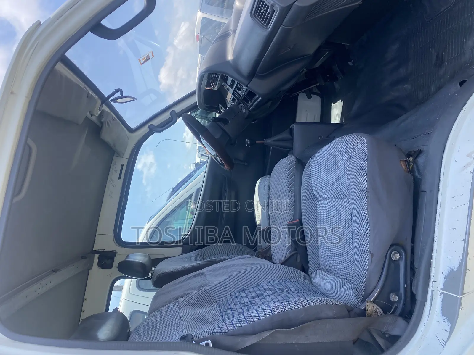 Toyota HiAce 2000 White