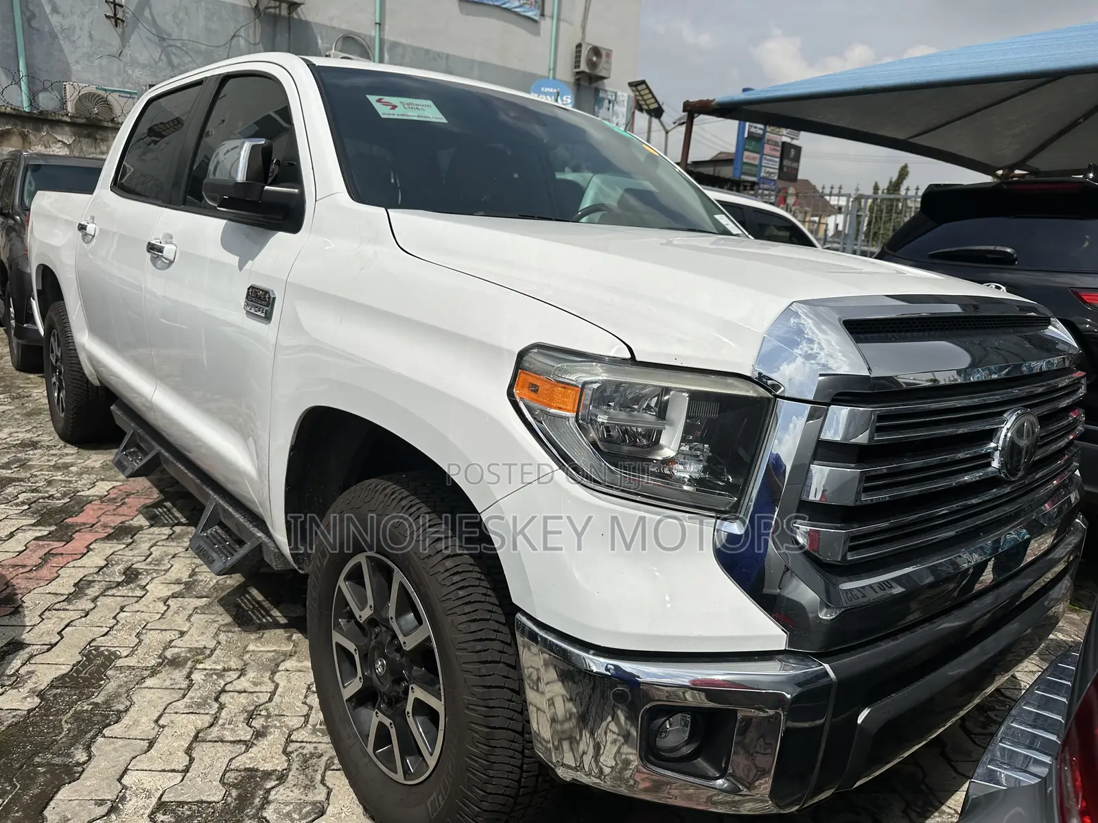 Toyota Tundra Platinum 5.7L V8 4x4 CrewMax 5.6 ft. box 145.7 in. WB