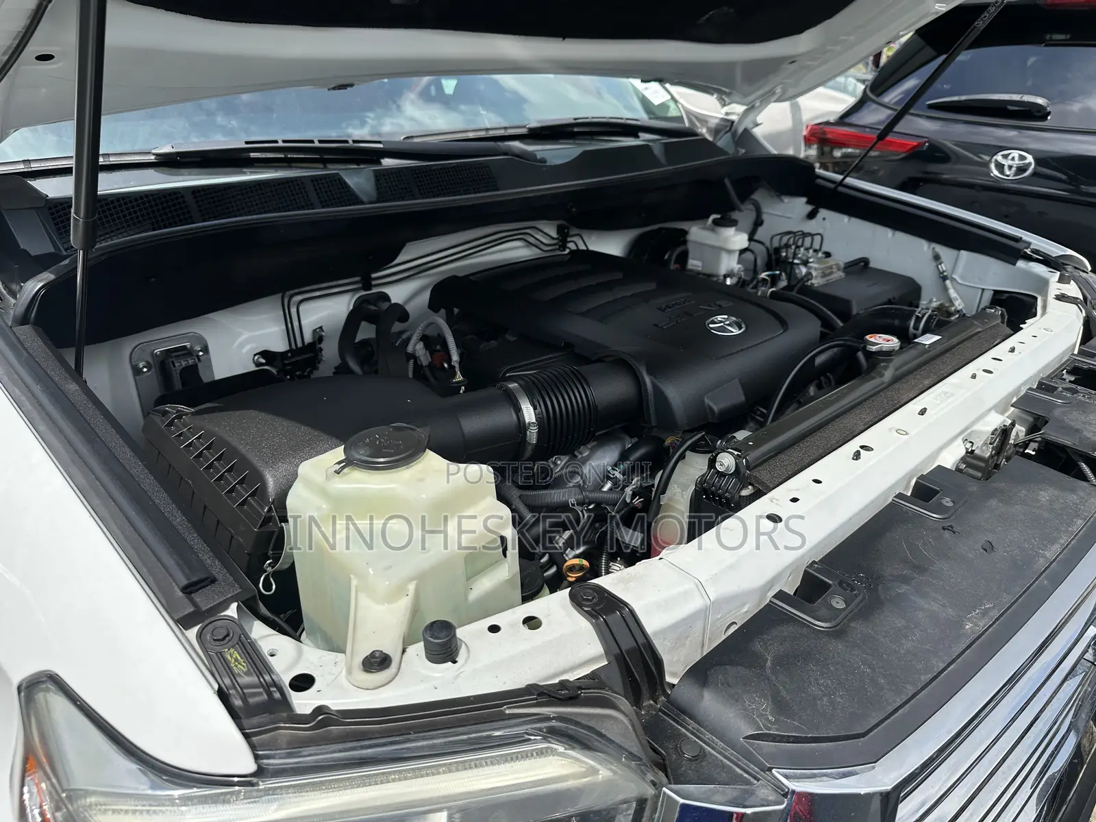 Toyota Tundra Platinum 5.7L V8 4x4 CrewMax 5.6 ft. box 145.7 in. WB