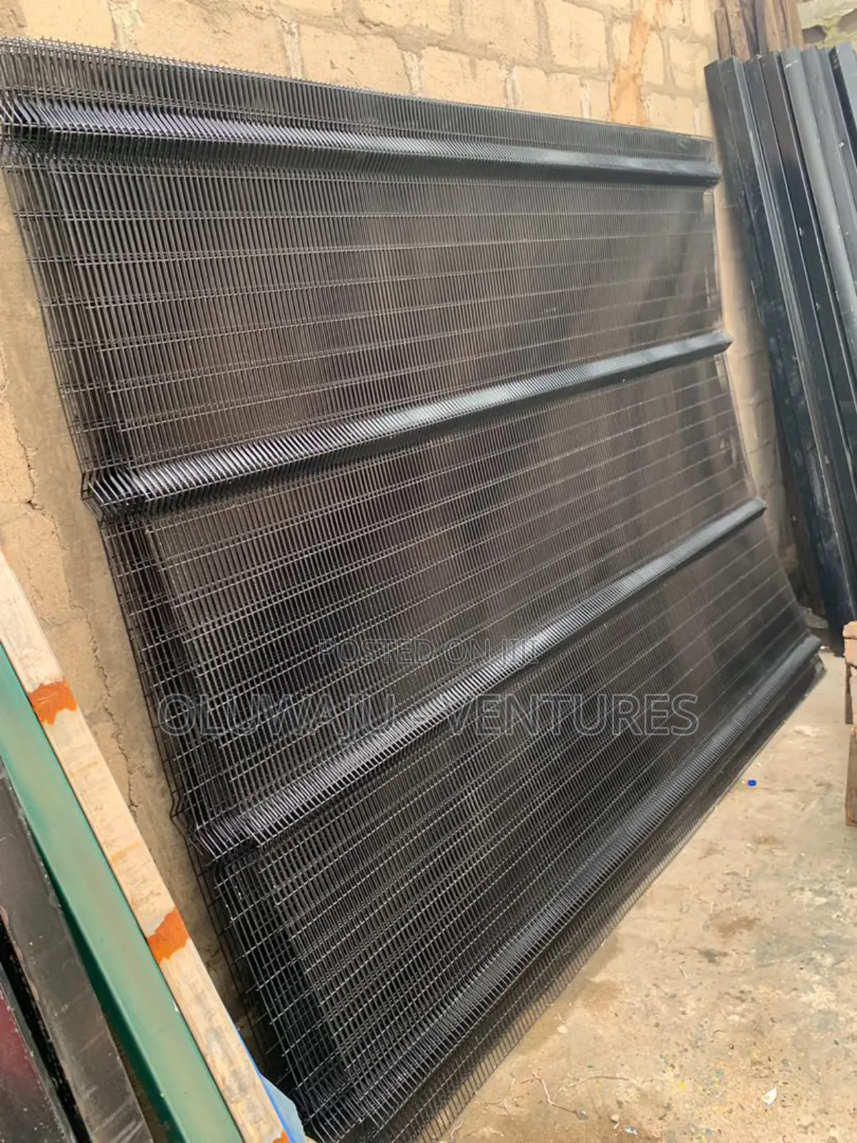 Panel Mesh 1/2” X 3” 
Length: 2.4m X 3m ( Blue and Black ) 