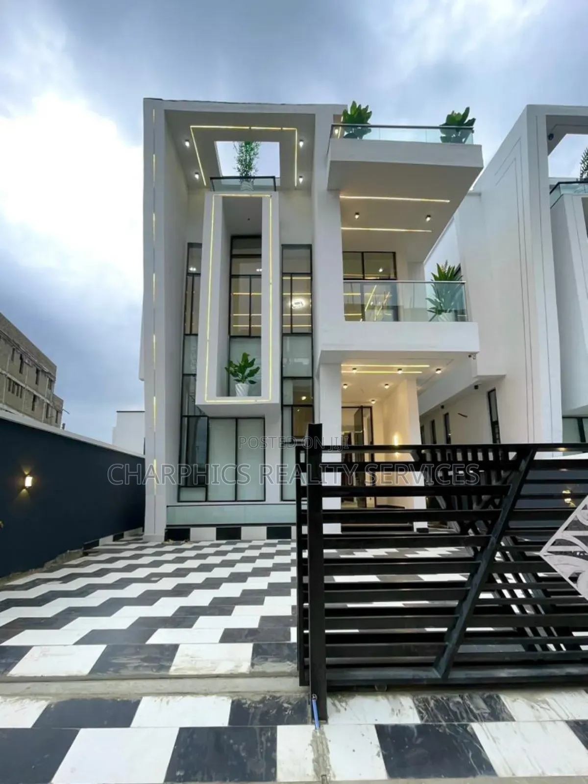 5bdrm Duplex in Chevron for sale