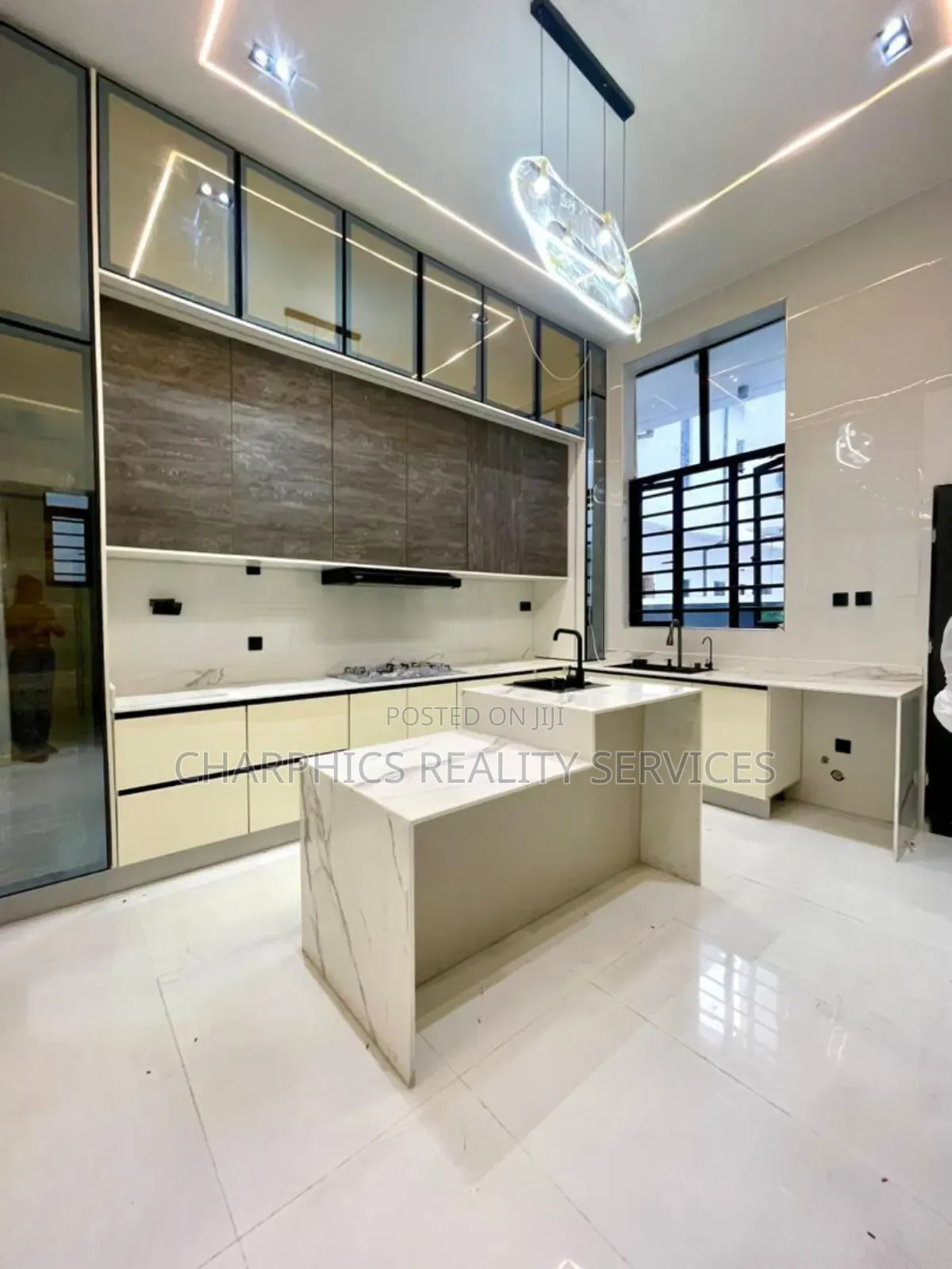 5bdrm Duplex in Chevron for sale
