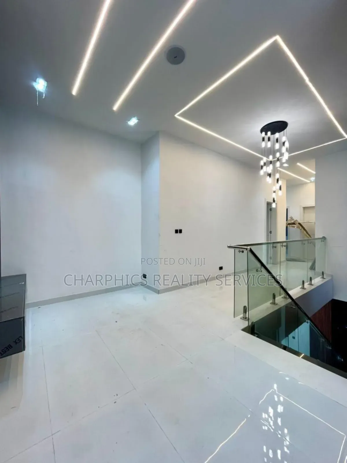 5bdrm Duplex in Chevron for sale