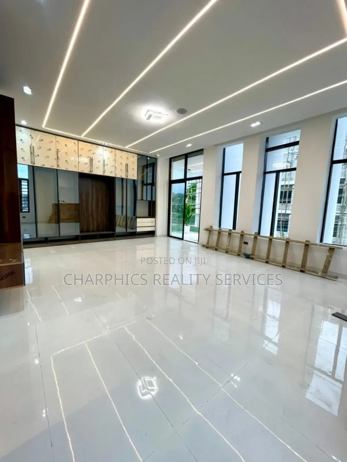 5bdrm Duplex in Chevron for sale