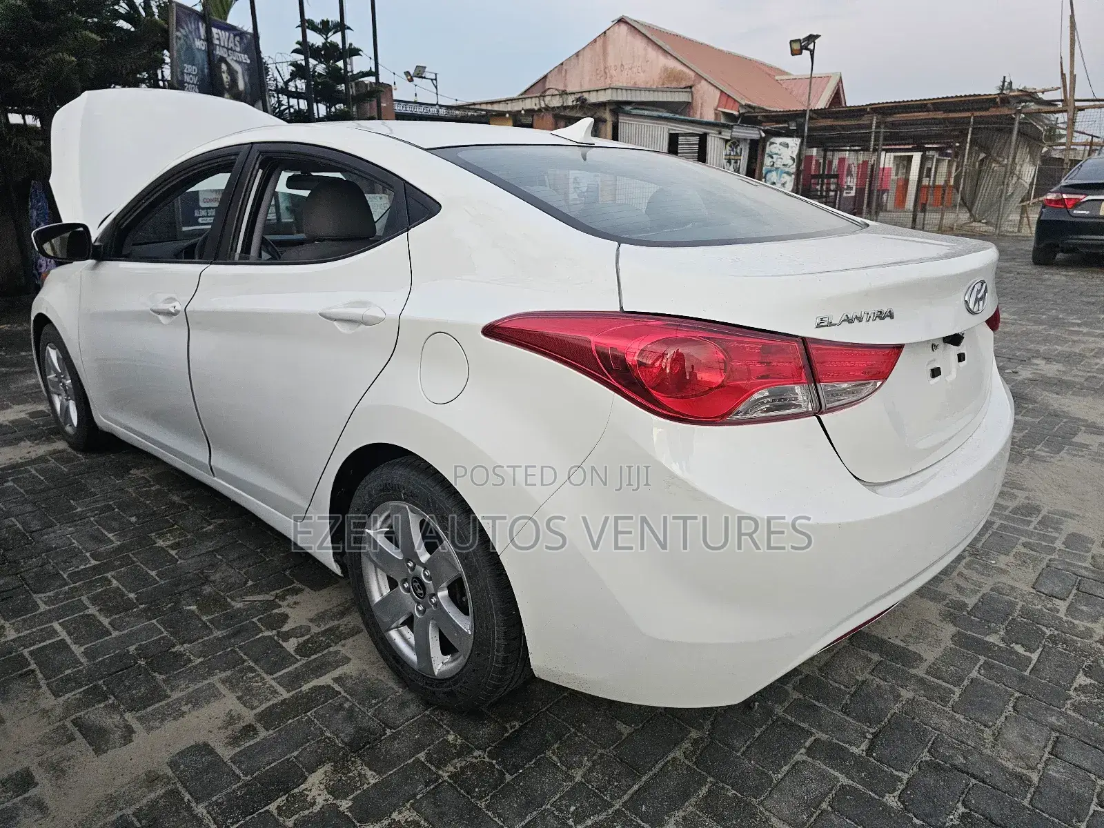 Hyundai Elantra SE Coupe FWD (1.8L 4cyl 6A) 2013 White
