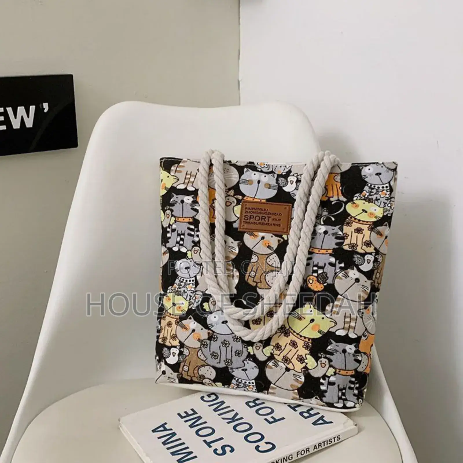 Canvas Tote Bag With Letter Print.