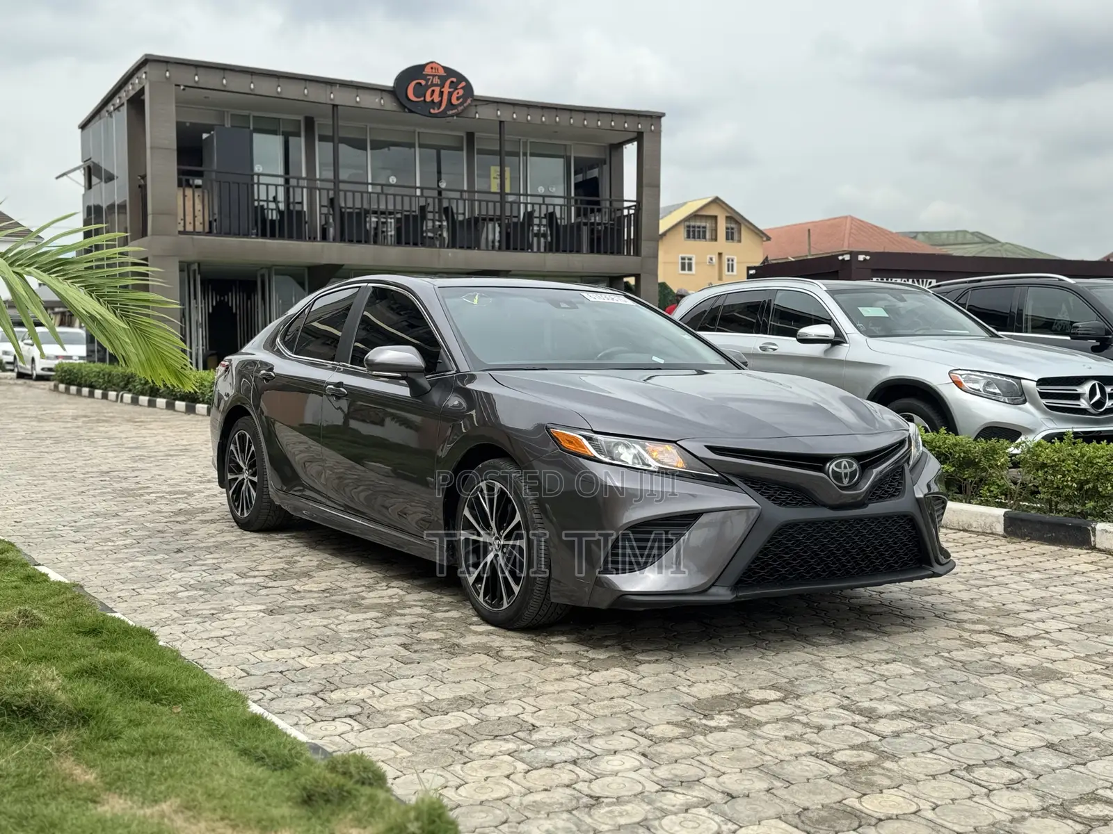 Toyota Camry SE FWD (2.5L 4cyl 8AM) 2018 Gray