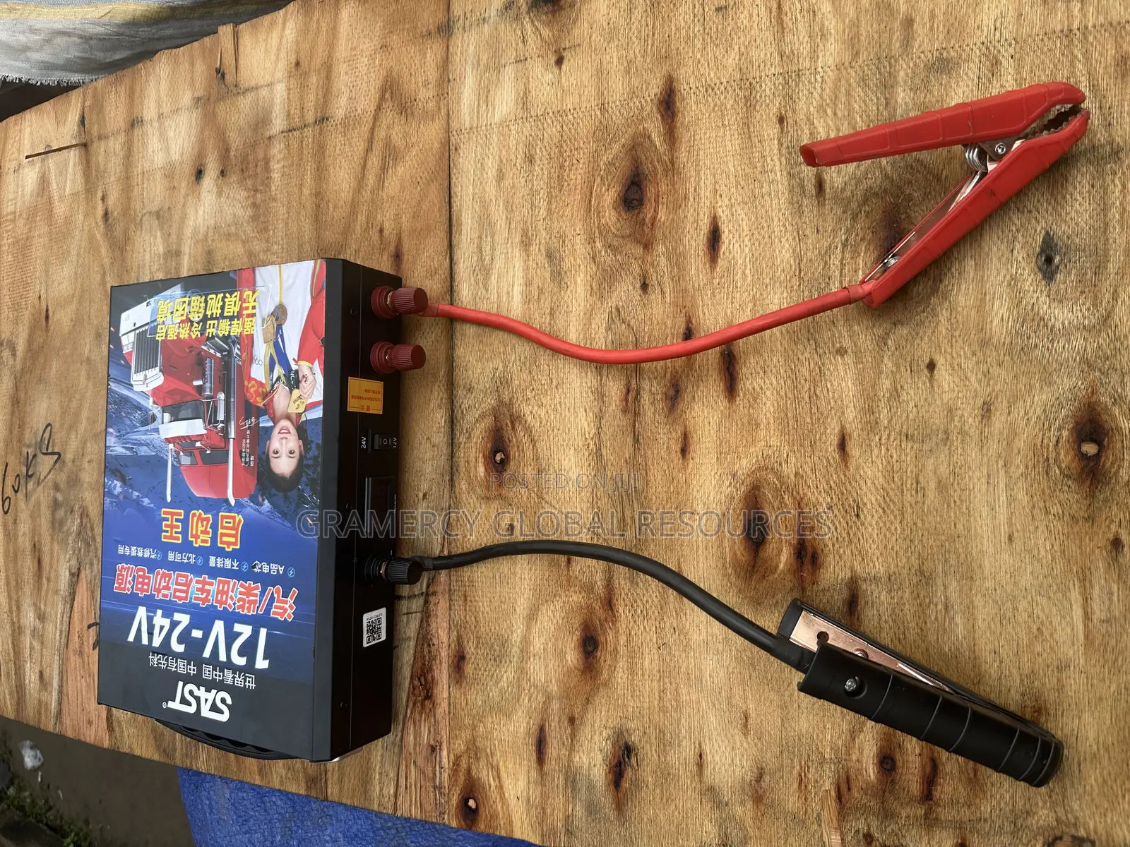 Sast Portable Battery Jumper for Trucks and Heavy Machines 12v-24v